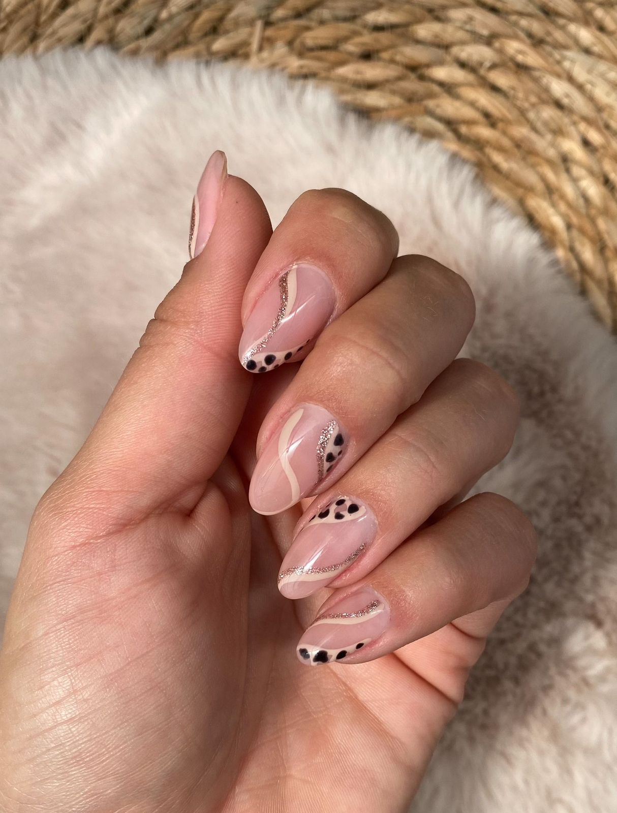 Nude amandelnagels met zwarte stipjes en sierlijke lijntjes